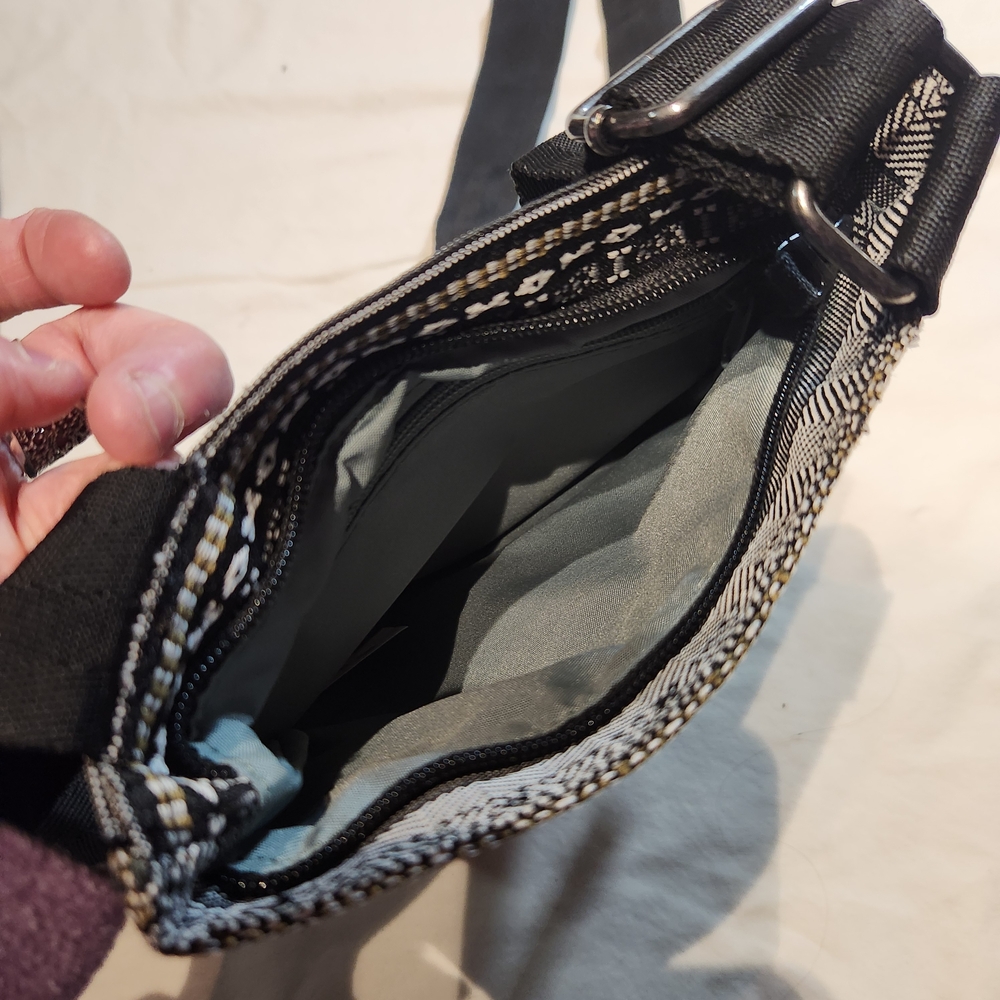 ⭐️NEW - Never Used Dakine Black and White Crossbody Bag - Picture 4 of 5